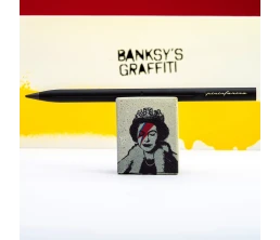 Набор Pininfarina Banksy Lizzy Stardust: карандаш SMART с бетонной подставкой