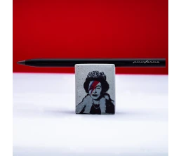 Набор Pininfarina Banksy Lizzy Stardust: карандаш SMART с бетонной подставкой