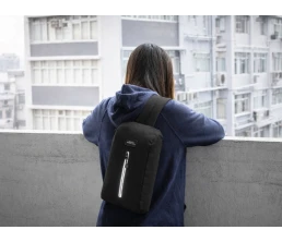 Сумка-слинг «Nomad» на одно плечо из водостойкого переработанного пластика, черный