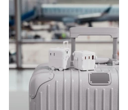 Универсальный адаптер Xoopar Luggie со встроенными вилками типов EU, UK, US и AUS