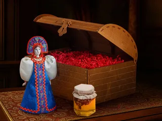 Подарочный набор: кукла фарфоровая, мёд с грецким орехом — фото 3